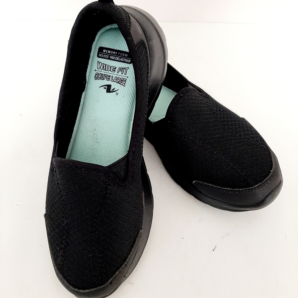 Black Minimalist Flats with Breathable Design